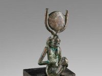 Aeg B 30  Aeg B 30, Gegend von Assuan, Isis lactans, Bronze, H 8,0 cm, B 2,5 cm, T 2,3 cm : Bestandskatalog Ägypten, Museumsfoto: Claus Cordes